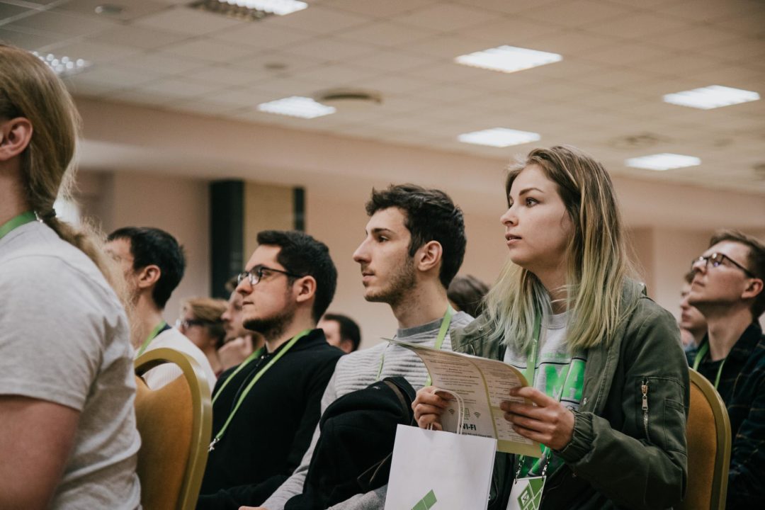 uczestnicy słuchający wykładu