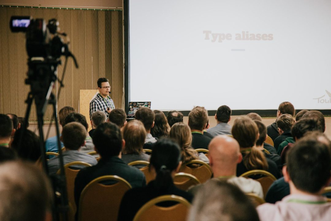 prelegent występujący na scenie