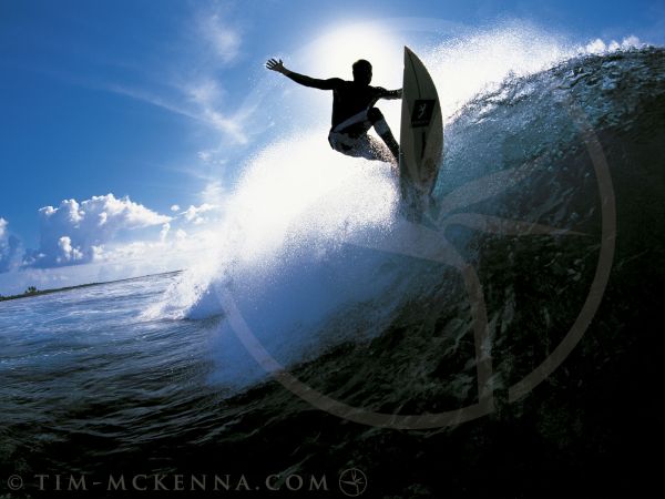 Zdjęcie surfera na fali